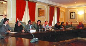 Condena. El Pleno municipal aprobó por unanimidad la moción de condena por el homicidio de la vecina de Oria a manos de su hijo. :: TXEMA/