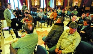 En el Pleno. Reunión de vecinos después de un Pleno sobre el futuro de San Bartolomé. ::
ARIZMENDI/