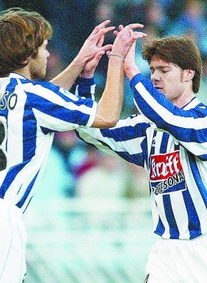 Rivales. Mikel sale por Xabi cuando ambos estaban en la Real. ::
DV/