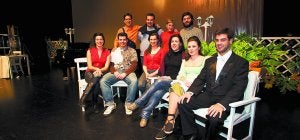 Hecho por jóvenes para jóvenes. Los chicos de Opera Gazte posan en el Amaia durante uno de los ensayos. ::
F. DE LA HERA/