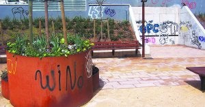Parque de San Francisco Javier. Hace unos meses se abrió al público esta zona de estancia de Egia y ya está plagada de grafitis. ::
A. M./