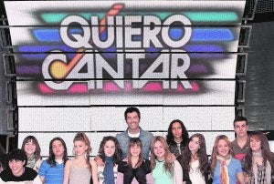 Jorge Fernández, rodeado de jóvenes cantantes./
