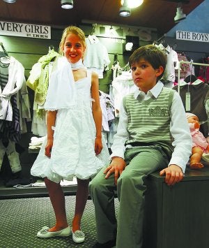 Cada vez más familias optan por trajes «diferentes» como los que lucen Elena Hernández y Danel Arzak en Casa Rodríguez de Donostia. ::
FOTOS LUSA/
