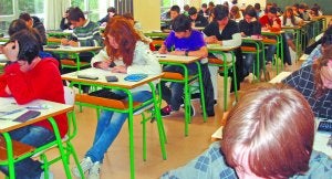 La prueba. Los alumnos aspirantes a ganar el certamen resuelven los problemas que les han planteado. :: E. KORTA/