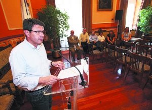 Declaración institucional. El alcalde, José Antonio Santano, acompañado de los concejales Javier Cía, Fernando San Martín, Miguel Ángel Páez, Belén Sierra, Cristina Laborda y Goizane Álvarez. :: F. DE LA HERA/