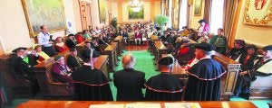 Gran respuesta. Numerosos miembros de distintas cofradías se dieron cita en la Sala Capitular del Consistorio irundarra. ::
FERNANDO DE LA HERA/