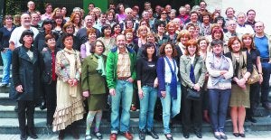 Profesores. Foto histórica del profesorado del instituto Peñaflorida junto a la entrada al edificio. ::
E. KORTA/