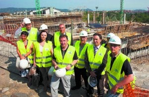 Los miembros del patronato del Basque Culinary Center, durante su visita a las obras. :: MICHELENA/