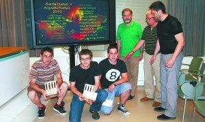Premiados. Javi Alonso, Iker Rubial y Gonzalo Iza junto a Ricardo Lozano, Miguel Ángel Cenera y Mikel Serrano. ::
ARESTI/
