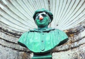 El busto de Aita Mari con una nariz postiza