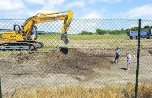 Ampliación. Una excavadora trabajando en el yacimiento el pasado día 16. ::
IGOR AIZPURU/