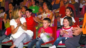 Los numerosos asistentes al circo de los Aragón lo pasaron bien acompañando las canciones. :: F. DE LA HERA/