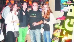 Toby de Aymerich con varias invitadas a la fiesta celebrada en el pub Warhol. ::
M.L./