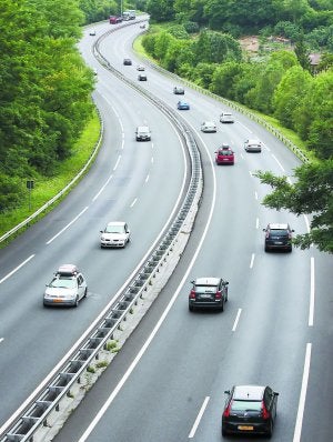 Tráfico en la AP-8 entre Ventas de Irun y Biriatou, tramo que será ampliado. ::
LUSA/