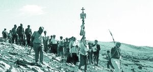 Mikel Goiaingerua, Gurutzea, eta bere jarraitzaileak, aspaldiko irudi batean Igaratzako ermitarako bidean meza entzutera./