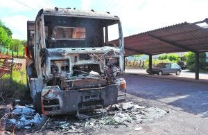 Incendiado. El fuego causó importantes daños en los camiones. :: UNANUE/