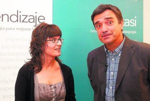 Jonan Fernández junto a la coordinadora del programa de cursos, Begoña Gómez. ::
MICHELENA/
