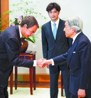 Rodríguez Zapatero saluda al emperador japonés Akihito, quien le recibió en audiencia en Tokio. ::
EFE/