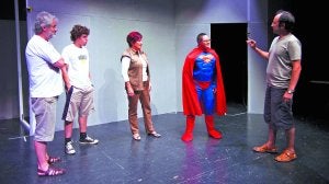Ensayos. Gorka Zufiaurre, vestido de Supermán, trabaja junto a otros actores y el director de la obra en la sala Sarobe de Urnieta. ::
USOZ/
