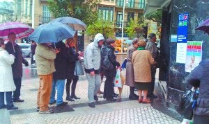 Un grupo de personas hace cola en la Administración número 7 del barrio de Gros. ::
G. L./