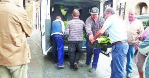 Arraztalo elkarteko partaideek banatu zituzten kaxak. :: EGARRIZ/