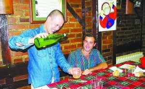 Desde Oriente. El japonés Ryuji Ikerne escancia sidra durante la cata, acompañado de Ion Astiazaran. ::
JUANTXO UNANUA/