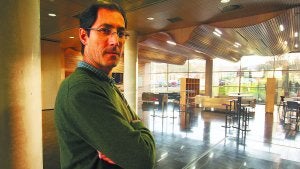 José María Pitarke, director de Nanogune, en la sede del centro de investigación, en San Sebastián. ::
AYGÜÉS/