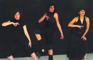 Elenco de actrices del grupo Arymux, Ana Llamas, Rakel Rodríguez y Ainhoa Bazterrica./