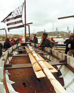 Réplica. El batel artesano se basa en planos pasaitarras. :: ARIZMENDI/
