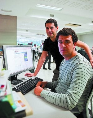Los creadores. Israel Rondón (de pie) y Félix Vela. ::
USOZ/