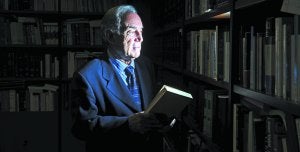 El ex lehendakari Carlos Garaikoetxea, en su despacho en Pamplona. :: FERNANDO GÓMEZ/