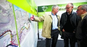 Sobre el plano. Alberto Zabala, redactor del PTP, conversa con Mikel Gargallo, arquitecto municipal, y el viceconsejero, Iñaki Atxukarro. :: DE LA HERA/