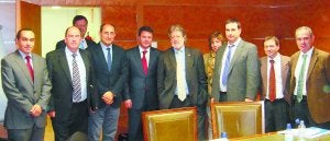Los representantes de las instituciones comprometidas posaron ayer antes de sentarse a negociar./