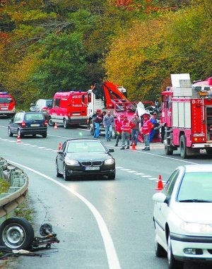 Una grúa retira el coche accidentado. ::
A.D.C./