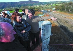 Aitor Kerejeta explica detalles de la zona de obra a la diputada Maite Etxaniz. :: F. DE LA HERA/