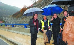 Inauguración. Del desdoblamiento entre Eibar y Ermua, con presencia de Iñaki Arriola y Miguel de los Toyos . :: F. MORQUECHO/