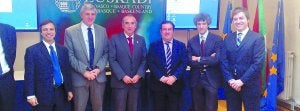 El consejero Iñaki Arriola y el viceconsejero Ernesto Gasco posan junto a algunos de los participantes en la reunión de ayer. :: J.M.V./