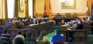 Mayoría absoluta puntual. El último edil que renunció al cargo y no ha podido ser suplido aún dejó al Gobierno del PSE en mayoría para el Pleno de ayer. ::
F. DE LA HERA/