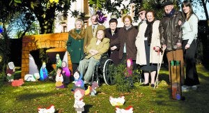 Los artistas. Ana Hernando, Ángel Calderón, Pilar Marticorena, Manuela Muñoz, Carmen Encinas, Basilio Aguirreche, Encarna Torre, Ramón Agesta y Nahikari Aldako posan con las figuras del belén, en el jardín de la residencia Inmaculada de Mendibil. :: F. DE LA HERA/