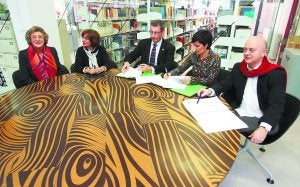 Firma del acuerdo. María Jesús Aramburu, Blanca Urgell, Markel Olano, Miriam Anitua y Odón Elorza, en el encuentro celebrado ayer en Arteleku. :: MIKEL FRAILE/