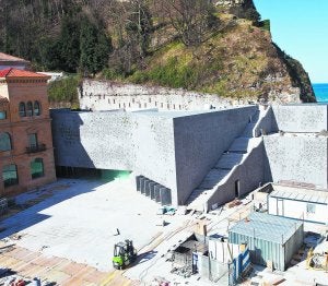 Últimos retoques. Vista del Museo de San Telmo, ayer durante las últimas obras antes de su inauguración dentro de dos meses. :: USOZ/