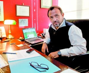 Enrique Vila, abogado de la asociación de afectados por el robo de niños, Anadir, en su despacho. :: EFE/JUAN CARLOS CÁRDENAS/