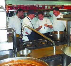 Martín Berasategui, junto con Ettore Botrini y Bertrand Valegeas, chef del Hotel Grande Bretagneie./