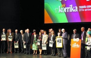 Oroigarria. Euskaltzaindiaren ordezkaritza zabala bildu zen Kursaalen. Oroigarri nagusia Mertxe Mujikak eman zion Andres Urrutiari. ::
MICHELENA/