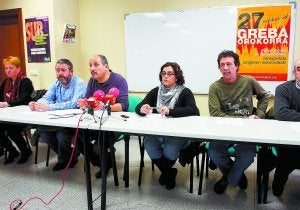 ERE de Sabeco. Trabajadoras y concejales, en la comparecencia de ayer. ::
ARIZMENDI/