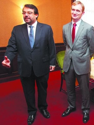 Javier Ormazabal y Thierry Delmas, ayer en Bilbao. ::
LUIS ANGEL GÓMEZ/