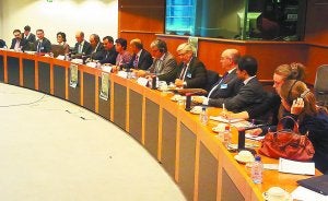 En Bruselas. Acto de firma del manifiesto por un corredor ferroviario atlántico, ayer en el Parlamento Europeo. ::
VELASCO/