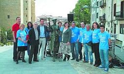 Populares. Los candidatos del PP posan junto a la estatua de la cantinera. :: FLOREN PORTU/