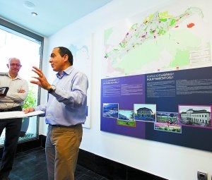 'Irun tiene plan'. Mikel Gargallo, director de Urbanismo y Miguel Ángel Páez, delegado, en la muestra. :: DE LA HERA/
