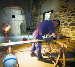 Maqueta. Un operario trabaja en el interior del espacio de divulgación, ante la maqueta de un horno de calcinación. :: F. DE LA HERA/